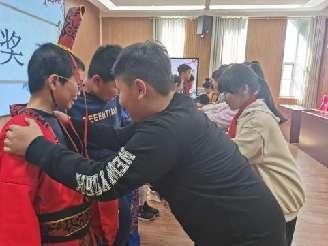 品读经典 演绎精彩——记南湾营小学五（2）班课本剧表演比赛_html_m5b4e345a.jpg