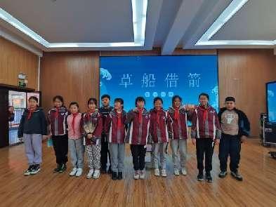 品读经典 演绎精彩——记南湾营小学五（2）班课本剧表演比赛_html_37daac17.jpg
