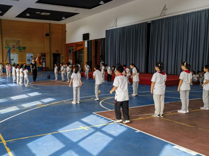 20240925体育课堂我创新，强健体魄享乐趣__——南湾营小学“童学课堂”系列研究课新闻稿_html_2fc1306c.jpg