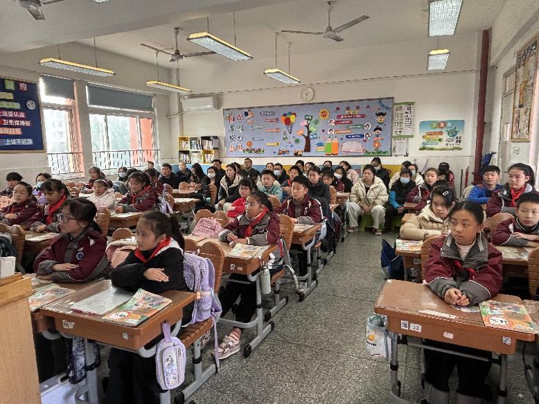 家校同心 共筑成长路——20251210五年级家长开放日活动报道 王晶晶写_html_m64393f49.jpg