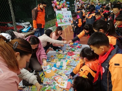 玩转跳蚤书市 乐淘和雅少年 新闻稿_html_m45b51697.jpg
