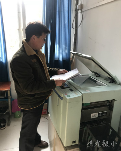 他一个办公室一个办公室跑，送到大家的手中。