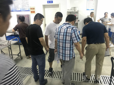 堂内部物品是否摆放整齐。2