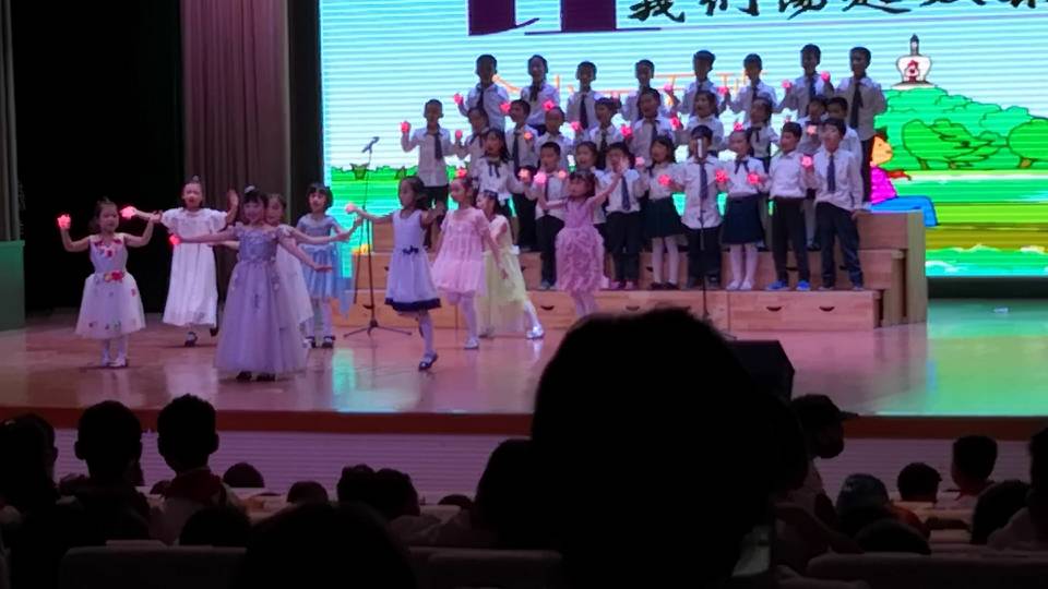 童声唱响中国梦 争做新时代好少年_html_68df6b75.jpg