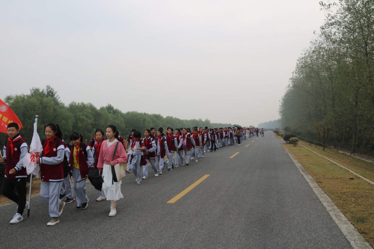远足实践活动新闻稿_html_m71e8c9a1.jpg