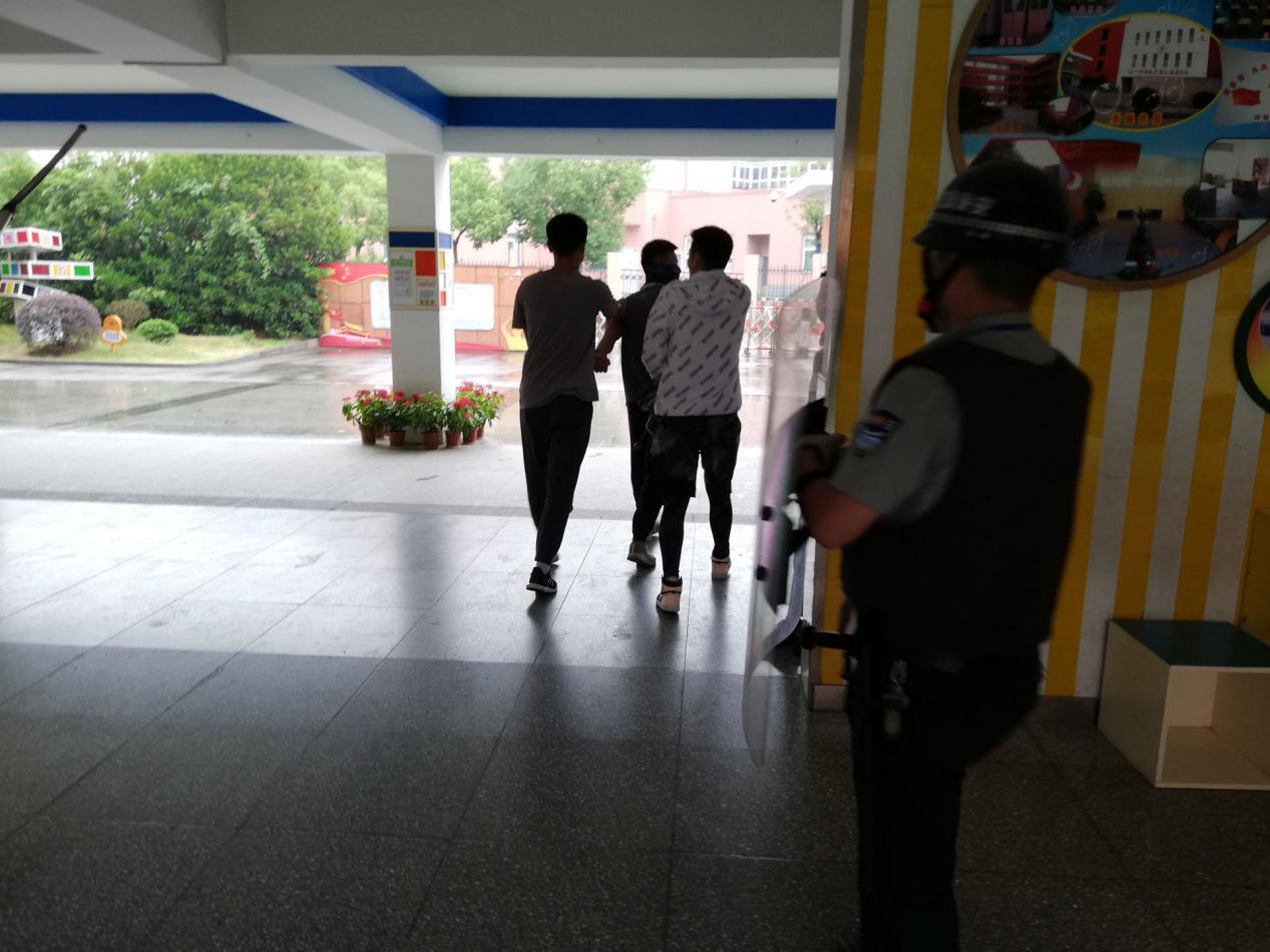 【安全第一】开展防暴演习，共护平安校园_html_510e8d64.jpg