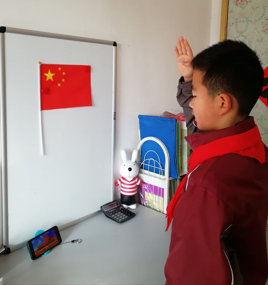 致敬 强国一代 升旗仪式报道 改_html_m74a02ebf.jpg