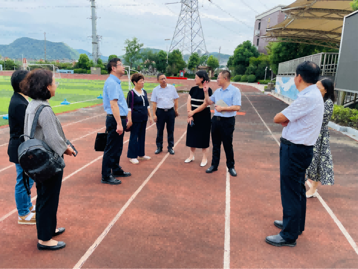 8月29日教育局、街道领导视察指导开学工作新闻稿_html_m56c8eb30.png