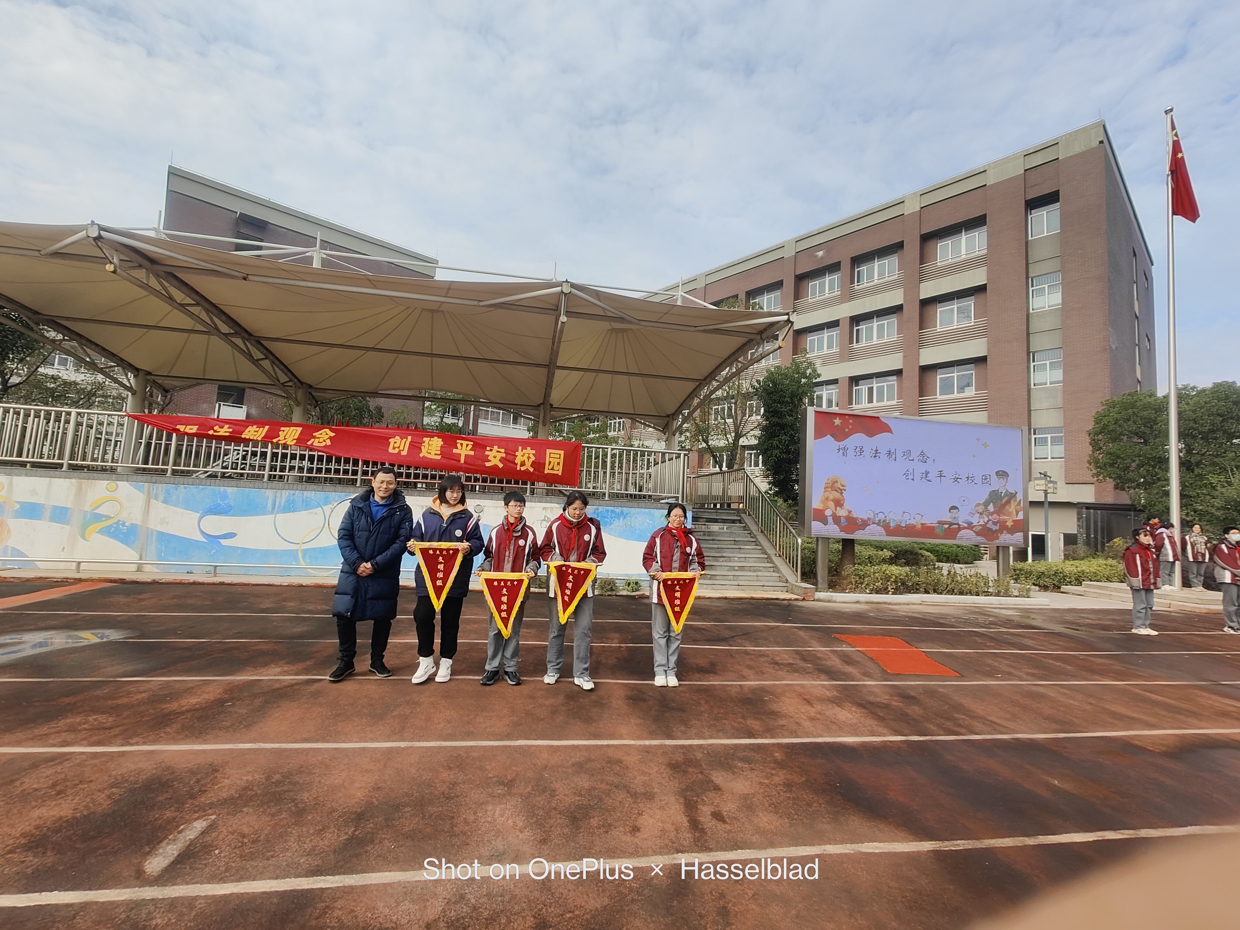 增强法制观念,创建平安校园 升旗仪式新闻稿_html_m60407765.jpg