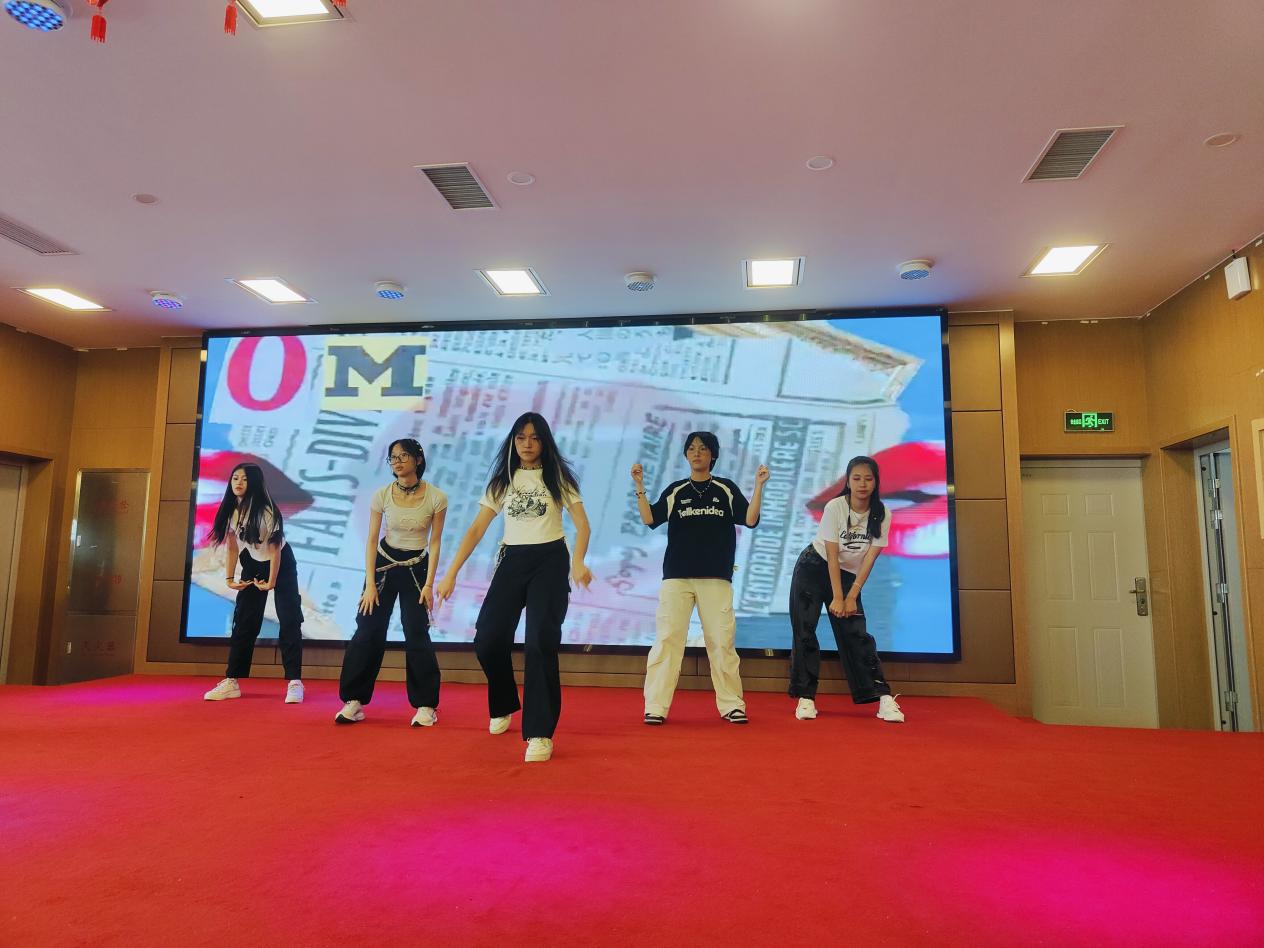 毕业典礼新闻稿_html_m170572b3.jpg