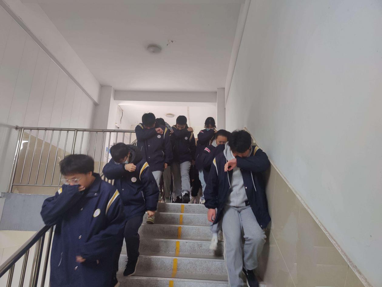 消防演练3.30 (1)_html_m68270adf.jpg