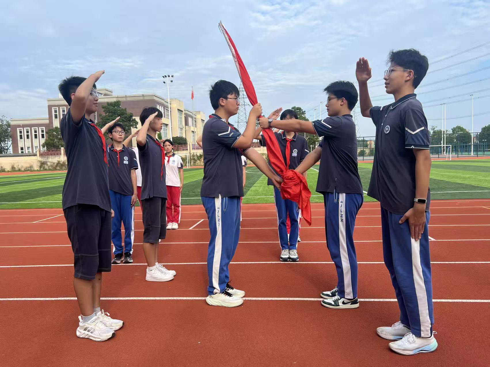 【臻美金龙·校社共建】旗帜交接传薪火，警校共建育新人——金中仙林（龙潭校区）2025年国旗班开展队列动作专项训练