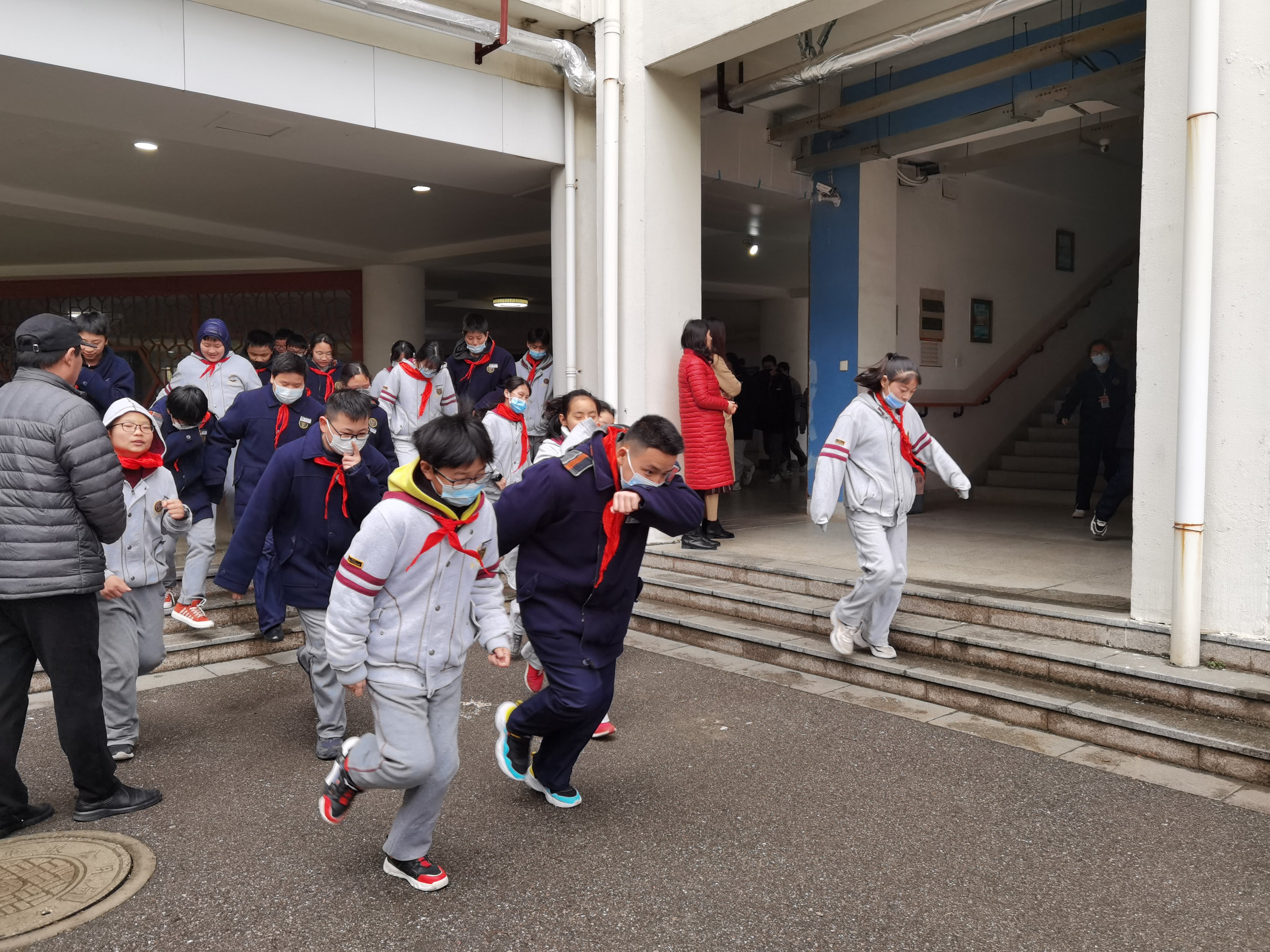 安全第一防震演练_html_m5588b9e1.jpg
