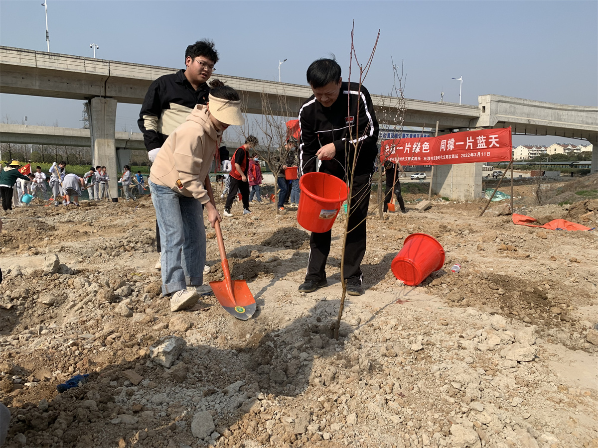 2022.3.11植下一棵树，收获万点绿——南京一中马群分校开展植树节活动_html_64e65b9c.jpg