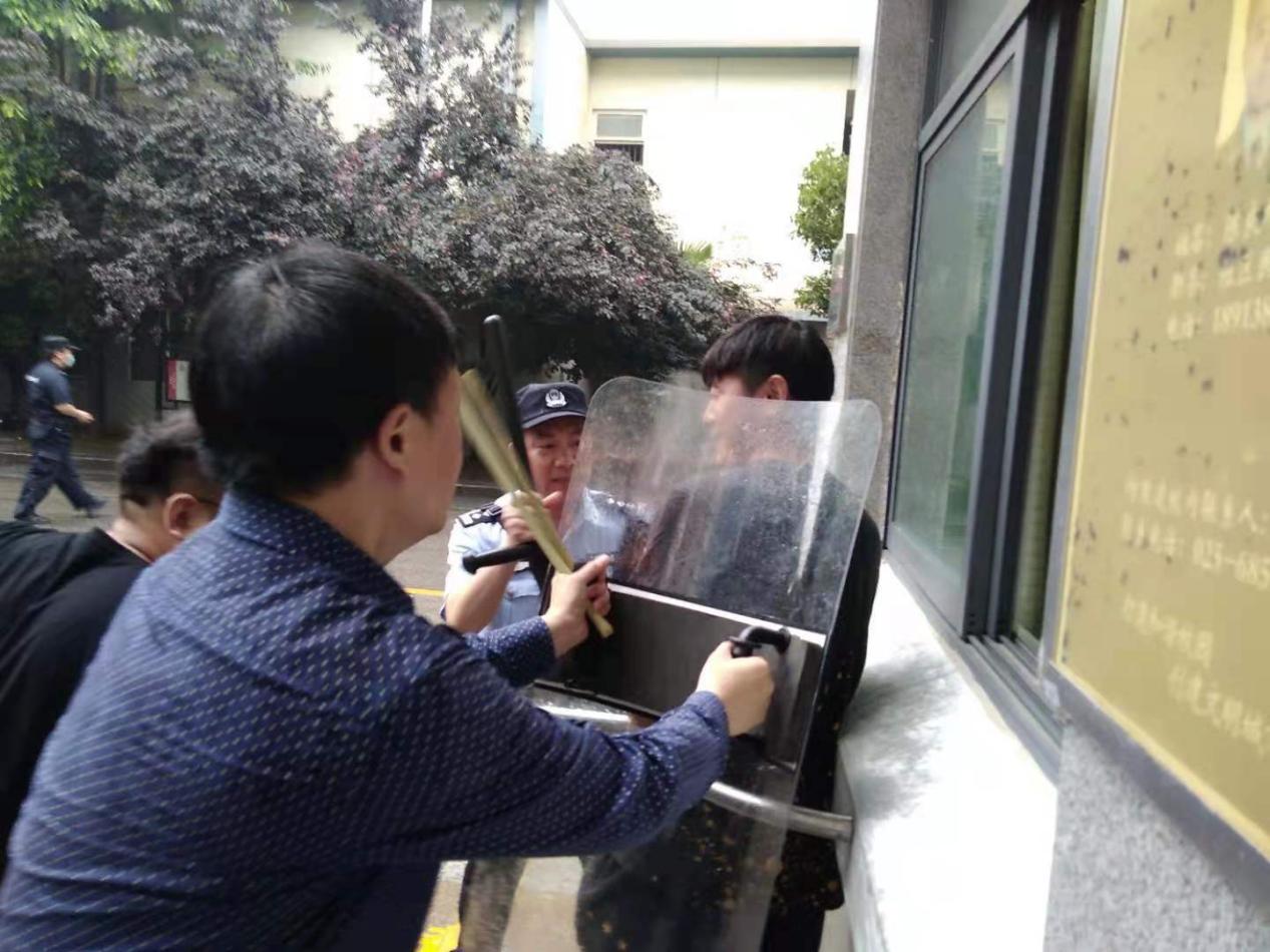 南京一中马群分校开展防入侵安全演练活动(1)_html_25f8285c.jpg