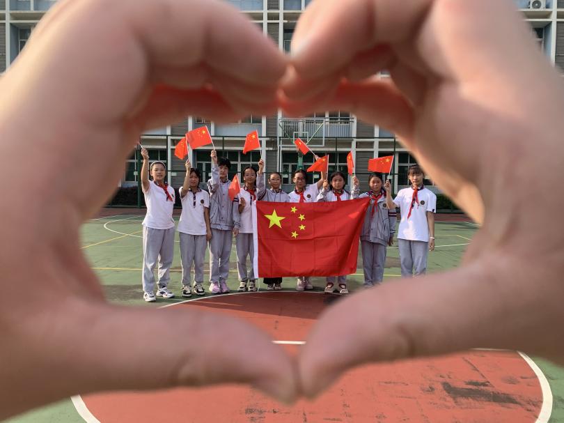 一中思益国庆主题活动新闻稿_html_5faff8ca.jpg