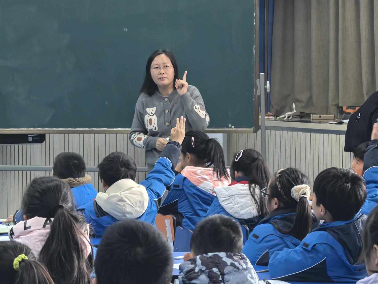 20241227班会赛课绽芳华 润物无声助成长_html_m2b96caf9.jpg
