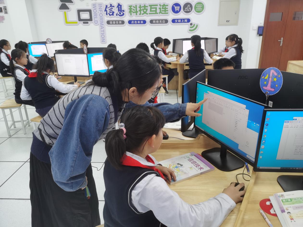 聚焦体验式学习，发展计算思维（教务处一审）_html_56ac5bb6.jpg