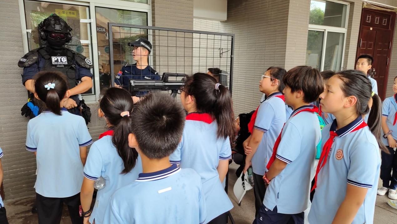 陶娃进警校 体验真”警“色——晓庄小学2019级3中队暑期校社共建 警育少年活动(1)-2023_html_m6b792525.jpg