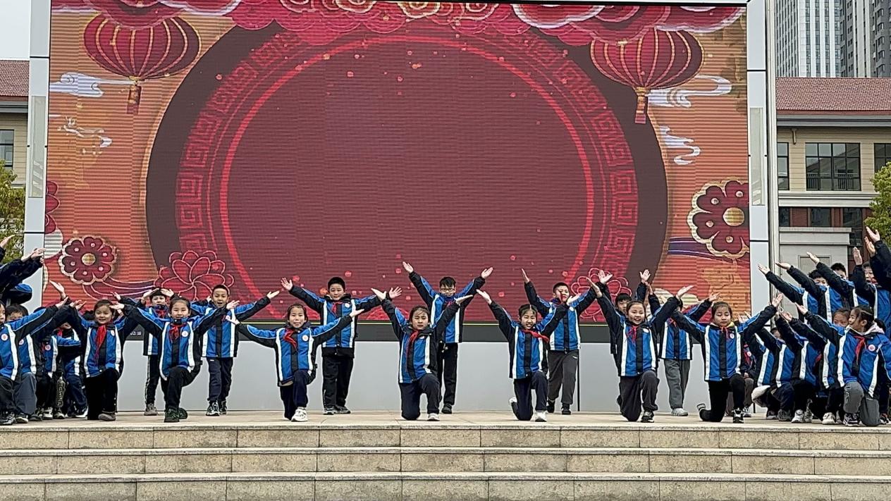 第二周升旗新闻稿_html_m2debe708.jpg
