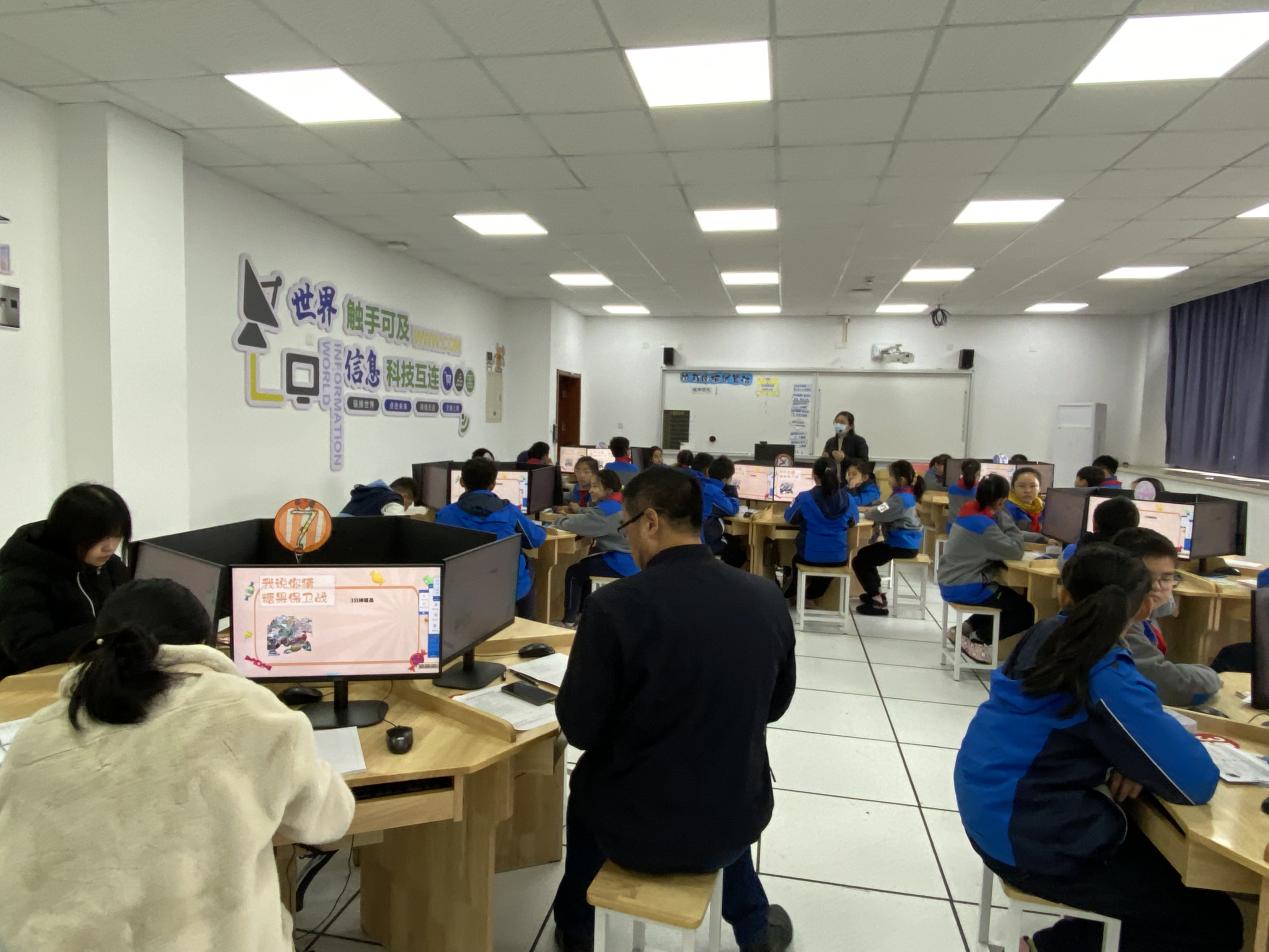 聚焦生活力课堂 发展计算思维——记南京市晓庄小学科技组校本研修活动_html_52ef1a75.jpg