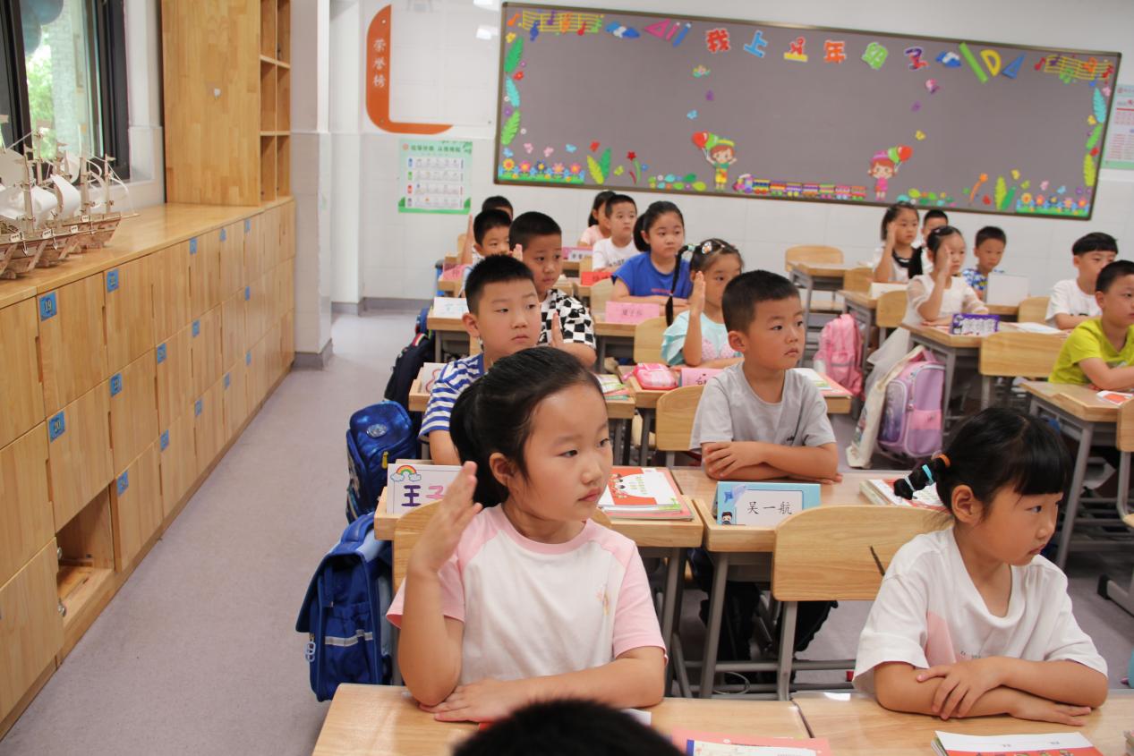 新生入学教育活动新闻_html_5e6a038e.jpg