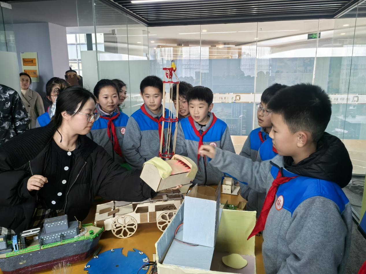 20250324“”走进清晓科技 探秘数字未来”新闻稿_html_4210e959.jpg