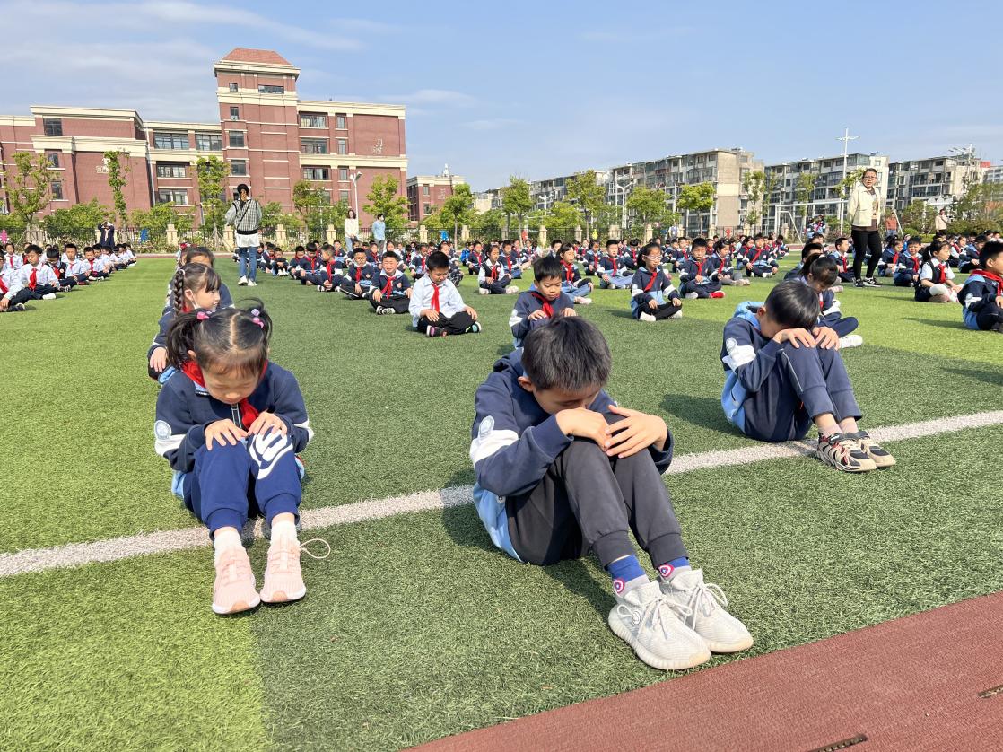 第13周   升旗仪式新闻稿_html_5b7fe854.jpg