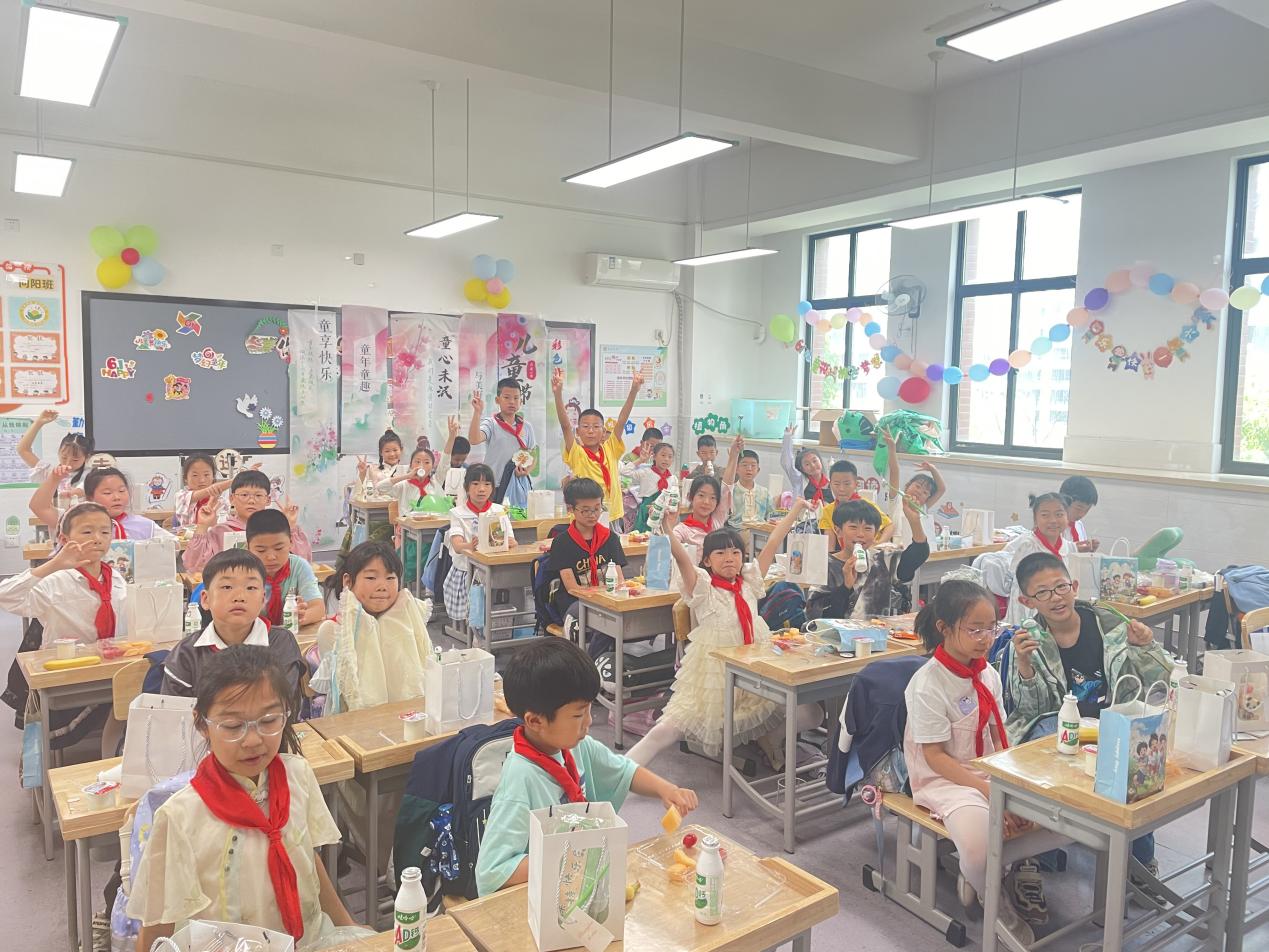 20240602我和导师过六一_html_398104fe.jpg