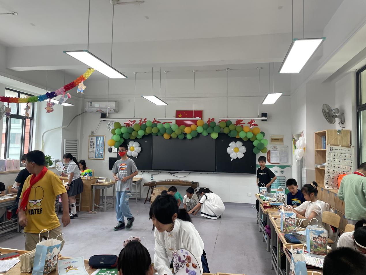 20240602我和导师过六一_html_m8b68dae.jpg