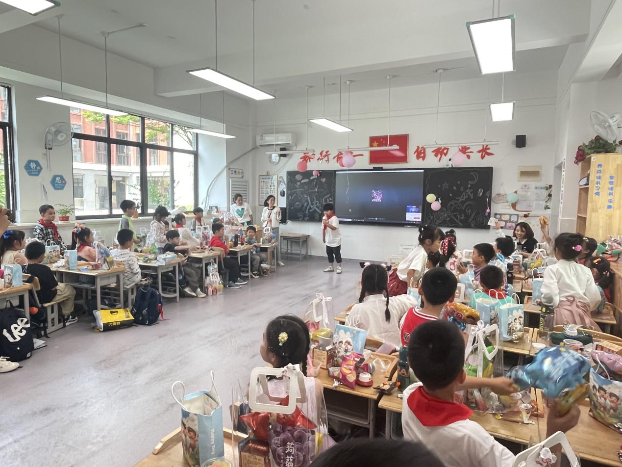 20240602我和导师过六一_html_7f89b92c.jpg