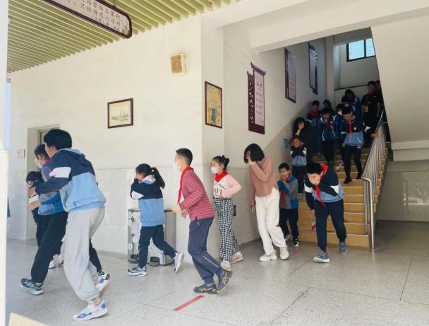 【知行晓庄】提高消防意识 保障师生安全——南京市晓庄小学消防应急疏散演练报道