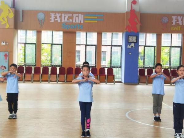 晓庄小学武术操团体项目比赛报道1_html_360d29f4.jpg
