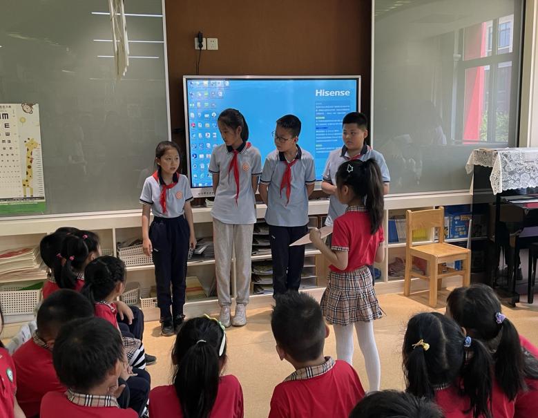小小先生手手相牵   心心相印步步向前——记入燕子矶幼儿园交流活动_html_mac43026.jpg