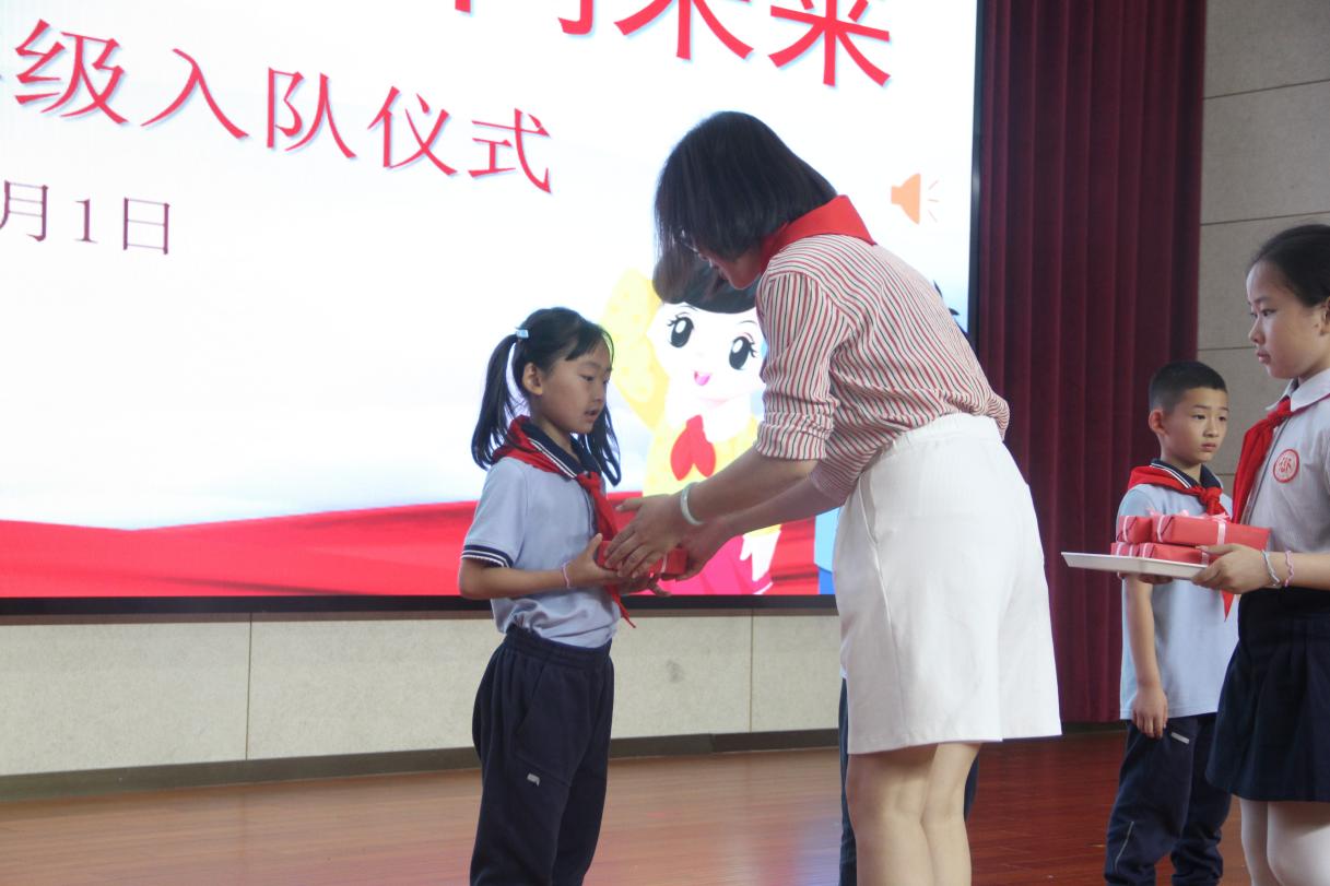 入队仪式新闻稿(1)_html_ba86e4b.jpg
