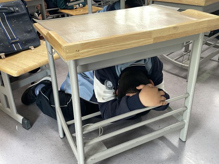 晓庄小学（行知校区）地震逃生演练报道_html_1aae90a1.jpg