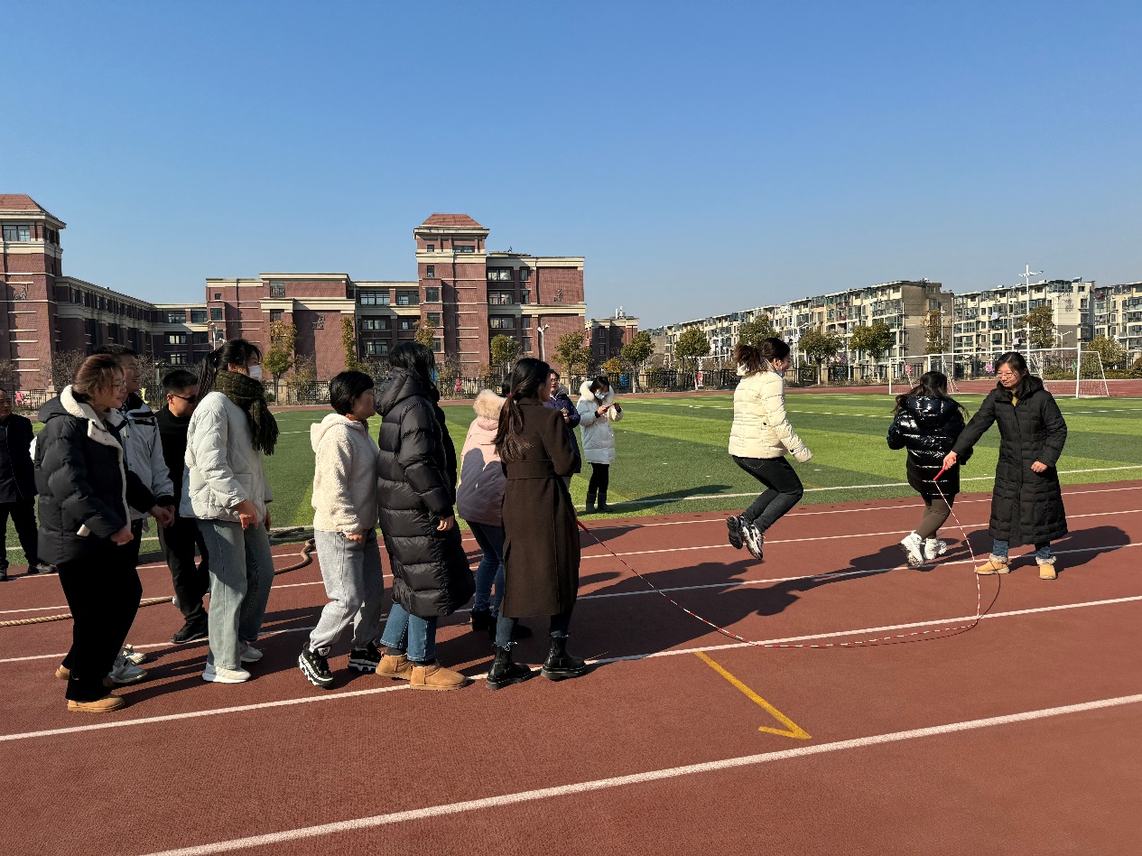 教职工趣味运动会活动报道_html_mcb85a2e.jpg