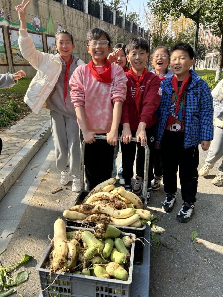 20231212快乐拔萝卜 喜获大丰收(1)_html_m36cf1ed0.jpg