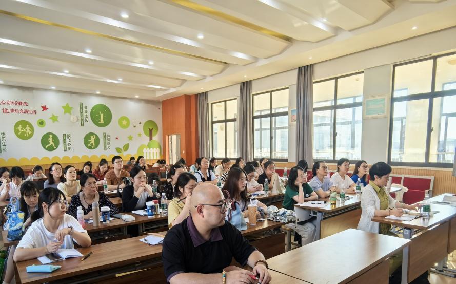 守护生命成长 点亮心灵之光——记栖霞区小学心理学科教研暨戴志梅德育名师工作室活动_html_10aa6f67.jpg