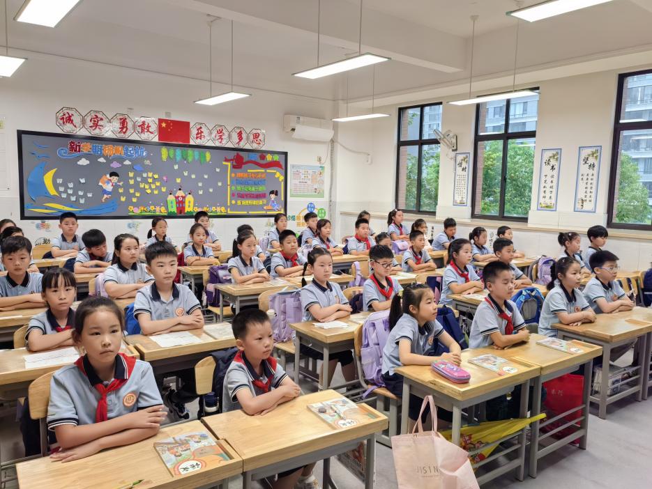 开学典礼新闻稿_html_m5a1787e8.jpg