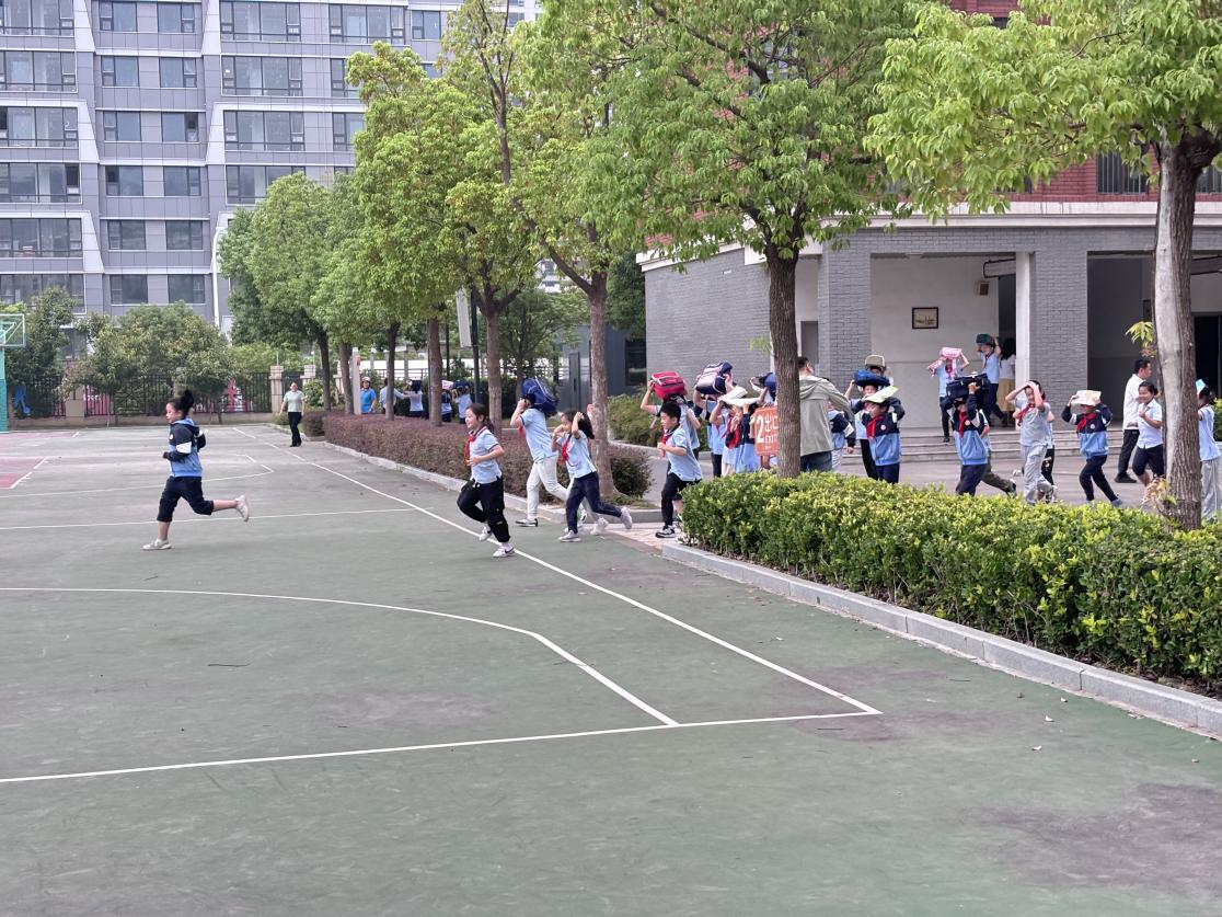 20240930地震逃生疏散演练报道 (1)_html_m78252c51.jpg