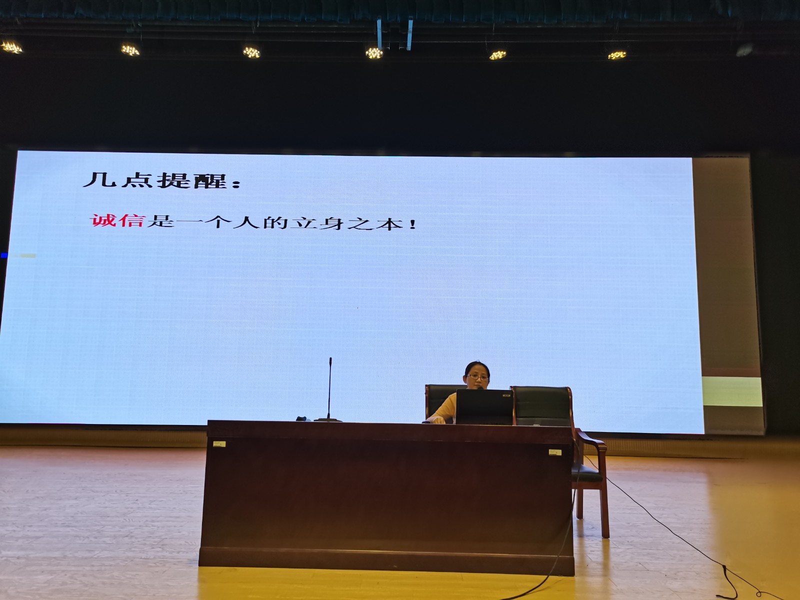 吴蓓.jpg 吴蓓.jpg