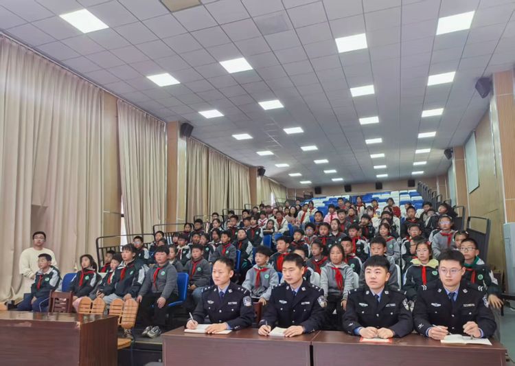 3.21“掌握情绪密码，做个快乐少年”——记龙潭监狱警官走进靖安小学开展心理健康讲座_html_m2fe7cc72.jpg