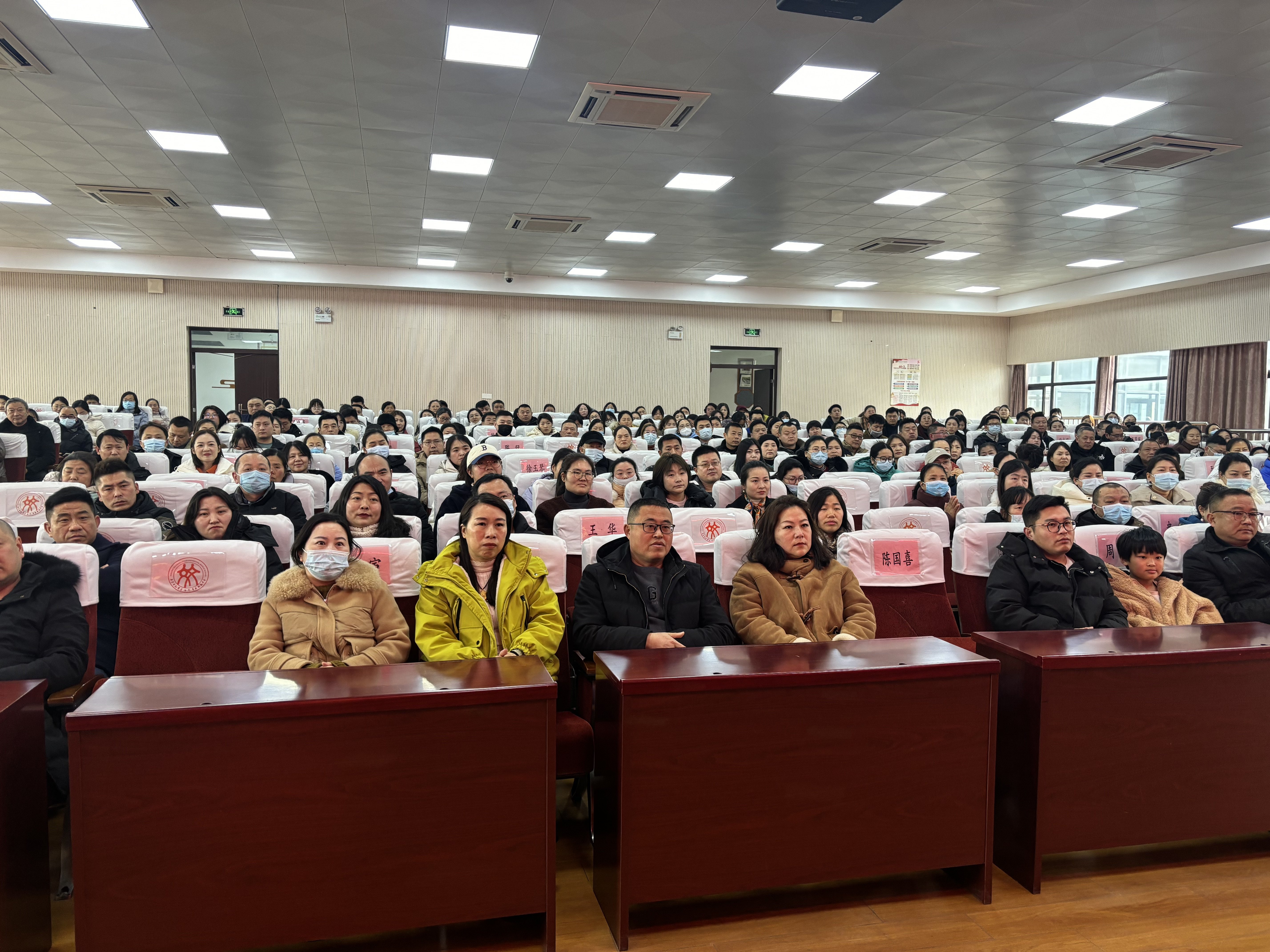 【融创德育】实初尧化举办八年级家长会_html_m6396760d.jpg