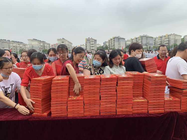 2020.7.13不负韶华  追梦前行——实初尧化初三送考壮行仪式_html_m3d35f412.jpg