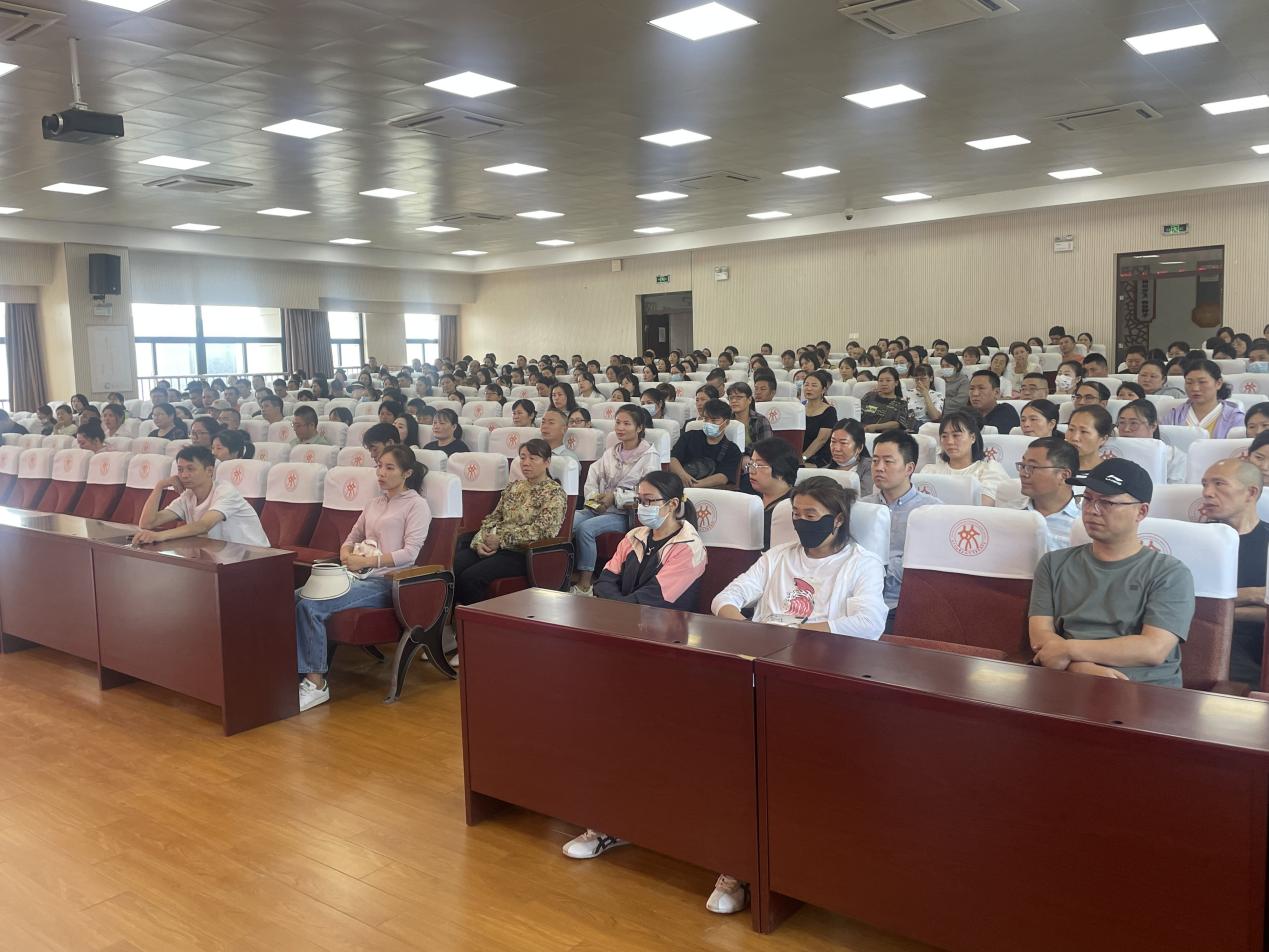 家校携手  共奔未来(1)_html_582cef61.jpg