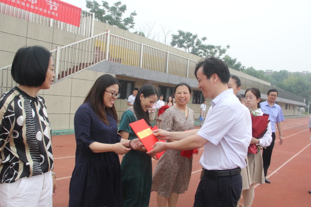 “铭记师恩”主题教师节表彰活动_html_m6b3f51f.jpg