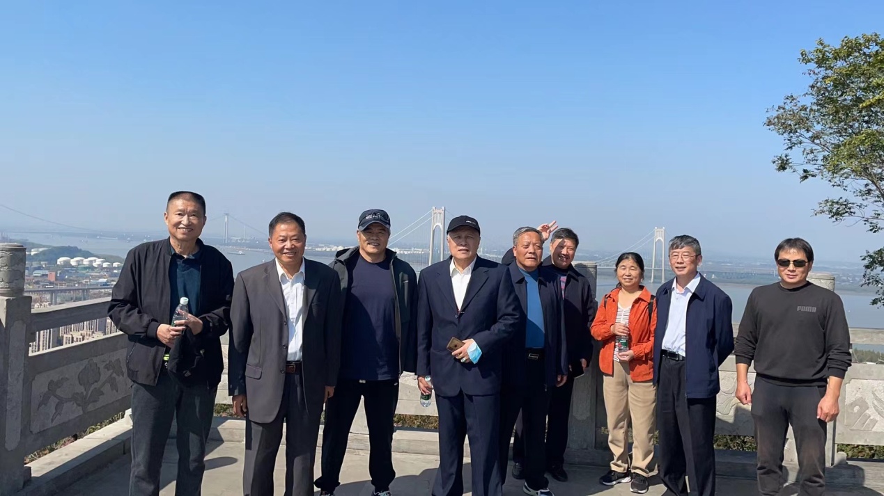 2023.1.23浓情重阳 师情不老——实初尧化重阳节致敬退休教师活动_html_m1a8b6bd9.jpg