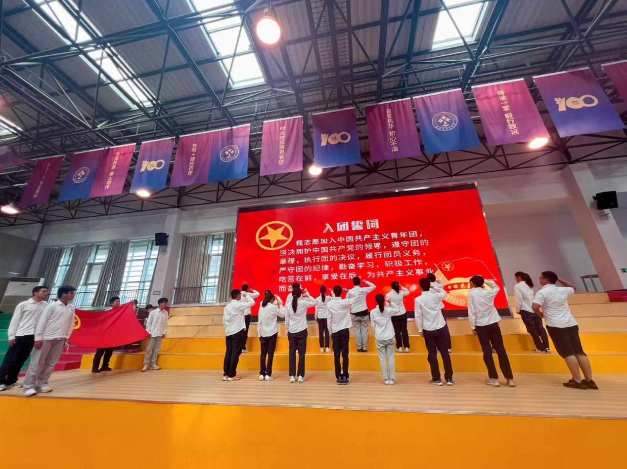 6.14青春仪式报道_html_73362411.jpg