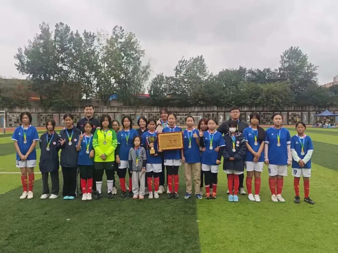 10.26【融创德育】绿茵逐梦 勇创佳绩——栖霞区实验初级中学女足喜获“区长..._html_m107fd2fe.jpg
